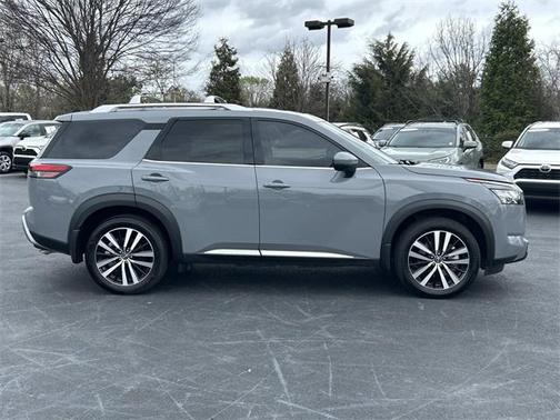 2025 Nissan Pathfinder Platinum FWD