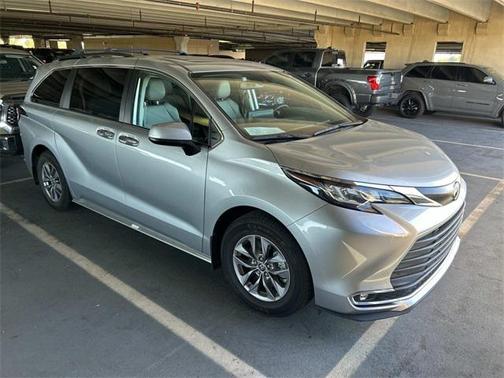 2022 Toyota Sienna XLE 8 Passenger