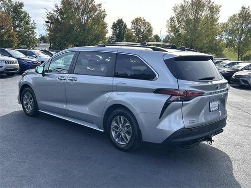 2022 Toyota Sienna XLE 8 Passenger