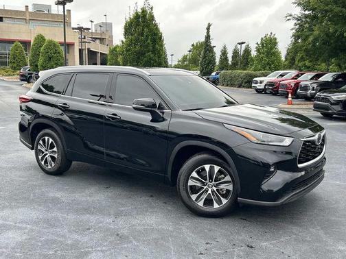 Midnight Black Metallic 2022 Toyota Highlander XLE