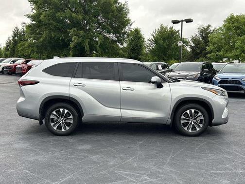 Celestial Silver Metallic 2024 Toyota Highlander XLE