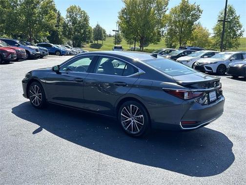 2025 Lexus ES 300h Base
