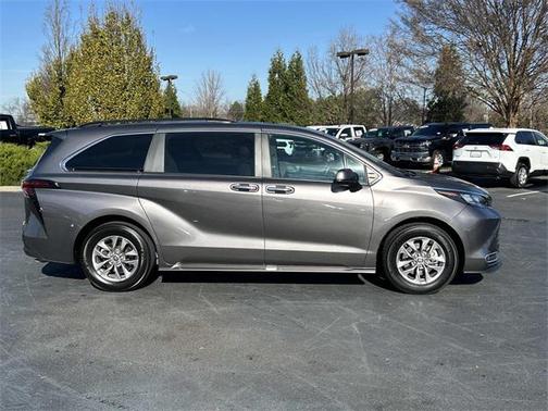 2024 Toyota Sienna XLE