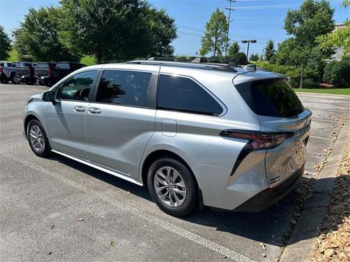 2024 Toyota Sienna XLE 8 Passenger