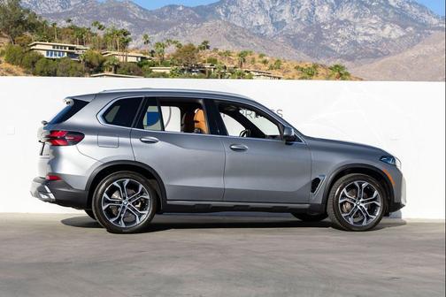 Skyscraper Grey Metallic 2026 BMW X5 xDrive40i