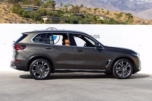 Manhattan Green Metallic 2024 BMW X5 xDrive40i