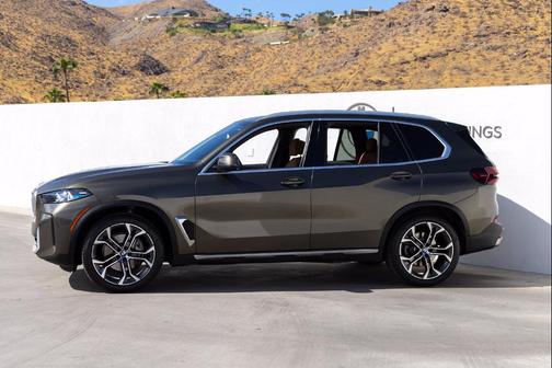 Manhattan Green Metallic 2024 BMW X5 xDrive40i