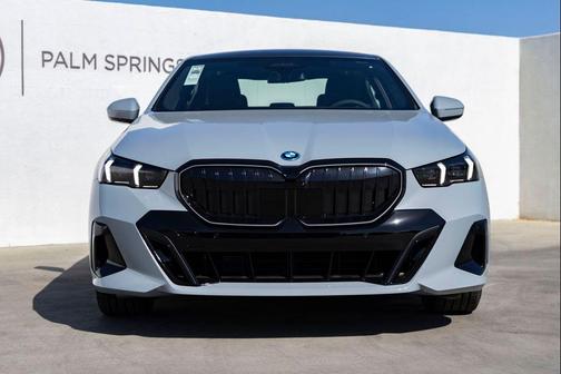 Brooklyn Grey Metallic 2027 BMW 550e 550e xDrive