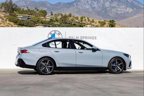 Brooklyn Grey Metallic 2027 BMW 550e 550e xDrive