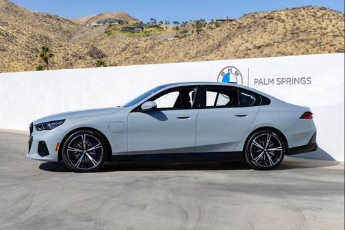 Brooklyn Grey Metallic 2027 BMW 550e 550e xDrive
