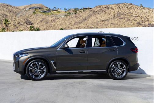 Manhattan Green Metallic 2026 BMW X5 PHEV xDrive50e