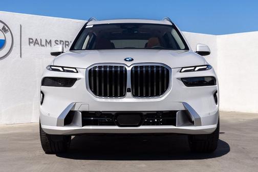 Mineral White Metallic 2027 BMW X7 xDrive40i