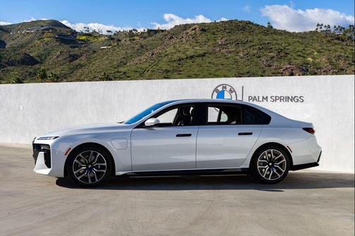 2026 BMW 750e i xDrive