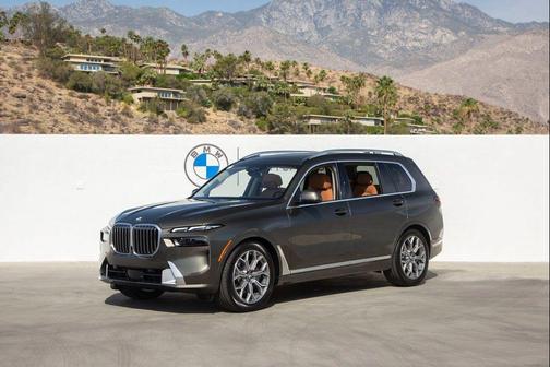 Manhattan Green Metallic 2026 BMW X7 xDrive40i