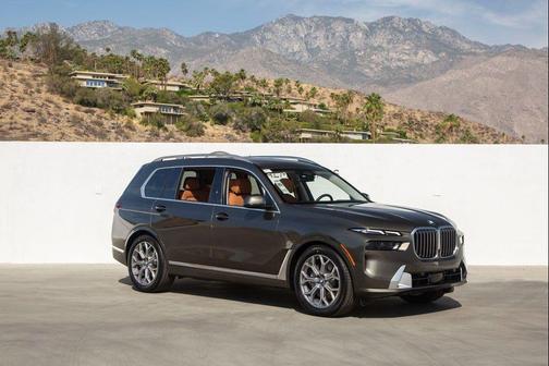 Manhattan Green Metallic 2026 BMW X7 xDrive40i