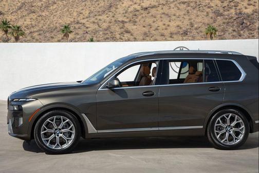 Manhattan Green Metallic 2026 BMW X7 xDrive40i