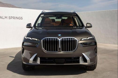 Manhattan Green Metallic 2026 BMW X7 xDrive40i