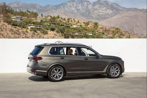Manhattan Green Metallic 2026 BMW X7 xDrive40i