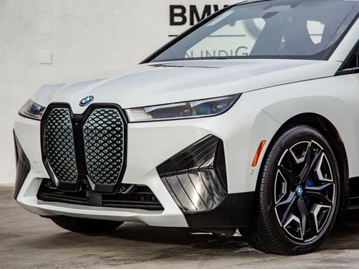 Photo 3 of 29 of 2022 BMW iX xDrive50