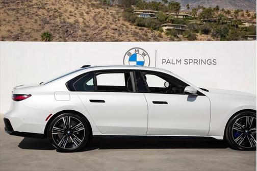 2025 BMW 740 i