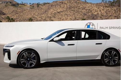 2025 BMW 740 i