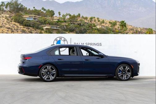 Tanzanite Blue II Metallic 2026 BMW 740 740i