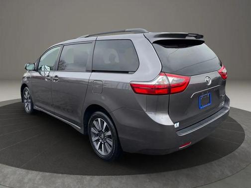 2020 Toyota Sienna LE