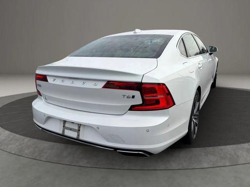 2019 Volvo S90 T6 Momentum