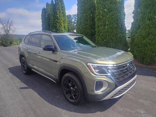 Avocado Green Pearl 2026 Volkswagen Atlas Peak Edition