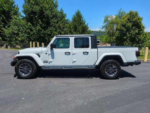 Bright White Clearcoat 2021 Jeep Gladiator Sport