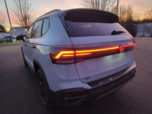 2026 Volkswagen Taos SE Black