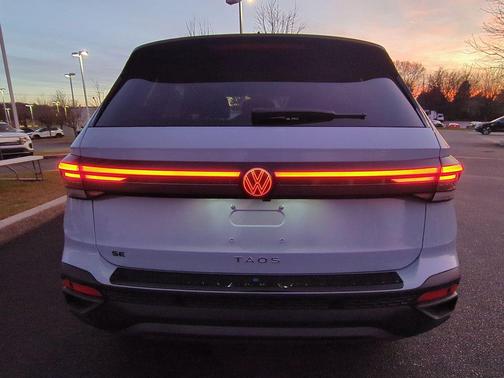 2026 Volkswagen Taos SE Black