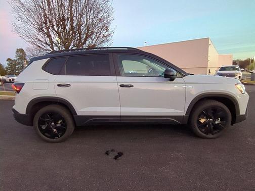 2026 Volkswagen Taos SE Black