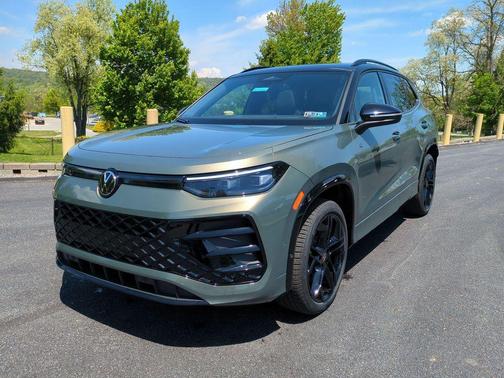 Avocado Green w/Deep Black Roof 2026 Volkswagen Tiguan 2.0T SE R-Line Black 4MOTION