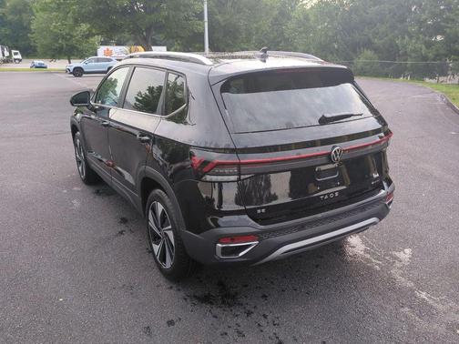 Deep Black Pearl 2026 Volkswagen Taos SE