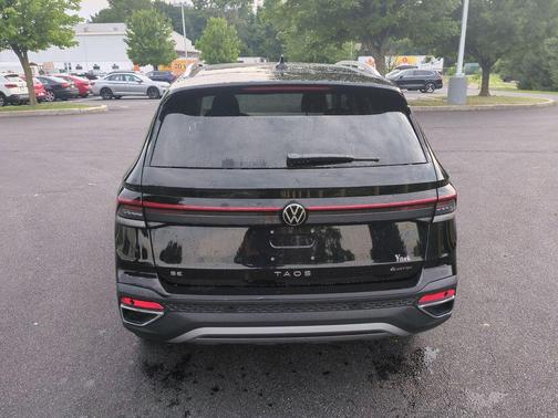 Deep Black Pearl 2026 Volkswagen Taos SE