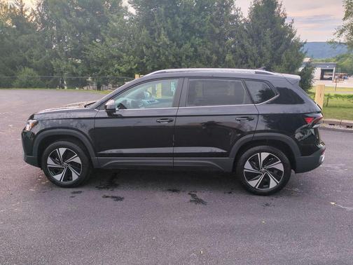 Deep Black Pearl 2026 Volkswagen Taos SE