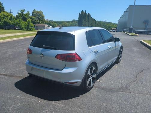 Reflex Silver Metallic 2017 Volkswagen Golf GTI 2.0T SE 4-Door