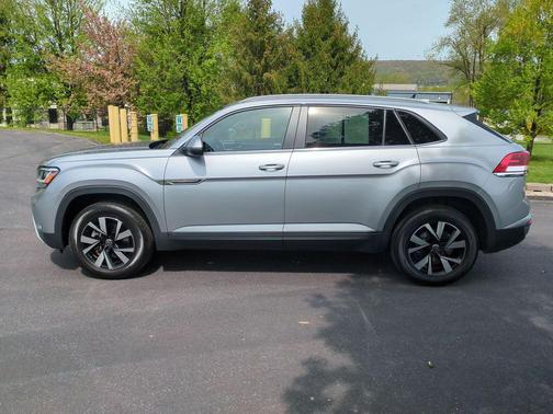 Pyrite Silver Metallic 2022 Volkswagen Atlas Cross Sport 2.0T SE