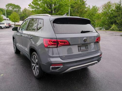 Pure Gray 2024 Volkswagen Taos 1.5T SE