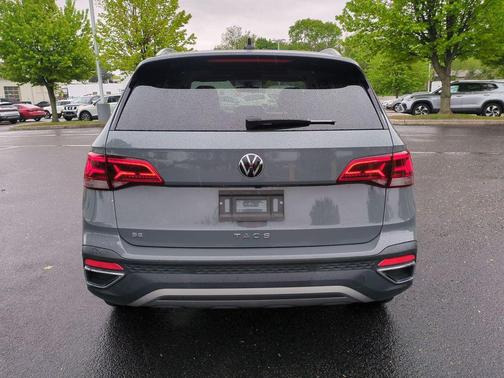 Pure Gray 2024 Volkswagen Taos 1.5T SE