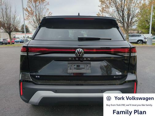 Deep Black Pearl 2026 Volkswagen Tiguan 2.0T SE 4MOTION