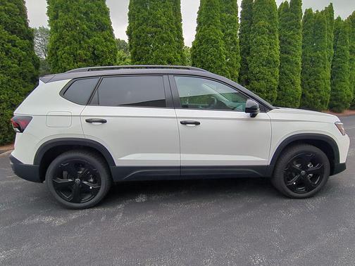 2025 Volkswagen Taos 1.5T SE Black
