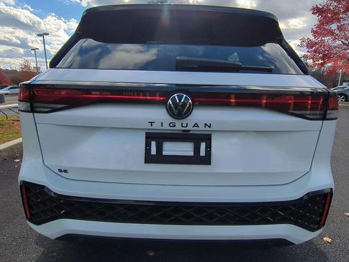 2026 Volkswagen Tiguan 2.0T SE R-Line Black