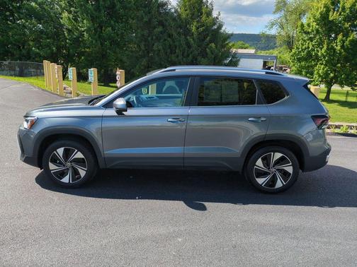 Platinum Gray Metallic 2025 Volkswagen Taos 1.5T SE