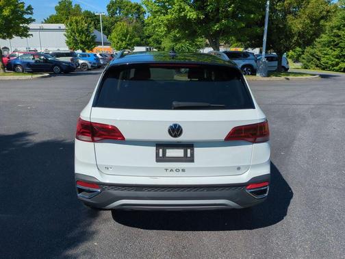 Pure White 2023 Volkswagen Taos 1.5T SE