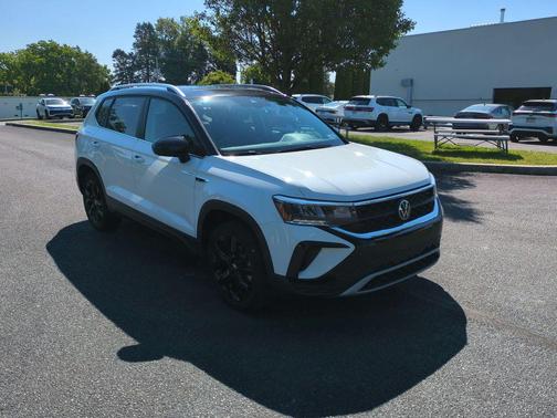 Pure White 2023 Volkswagen Taos 1.5T SE