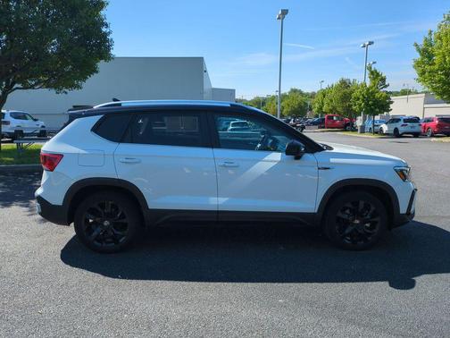 Pure White 2023 Volkswagen Taos 1.5T SE