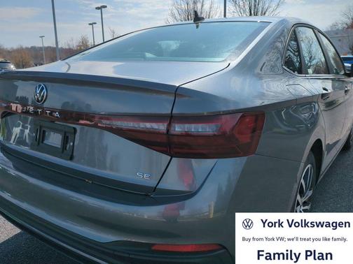 Platinum Gray Metallic 2026 Volkswagen Jetta 1.4T SE