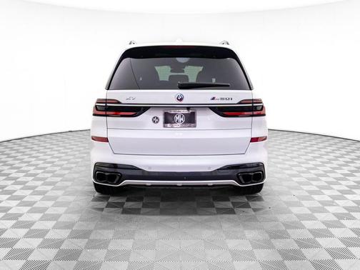 2023 BMW X7 M60i